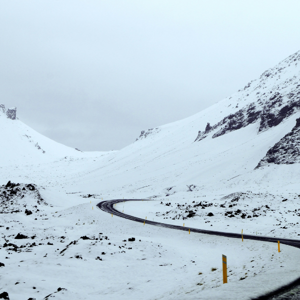 Una strada innevata in Islanda