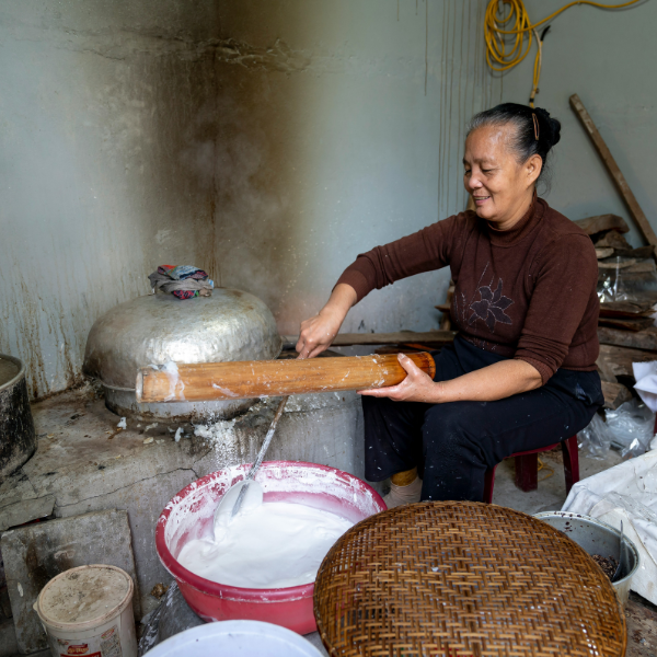 Donna che cucina in Vietnam