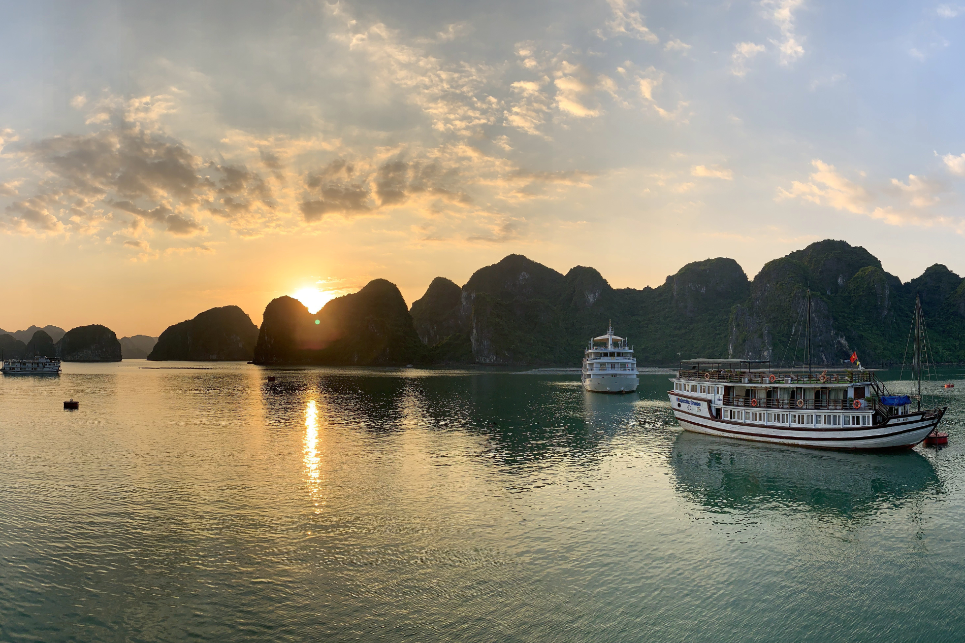 Tramonto sulla baia di Ha Long