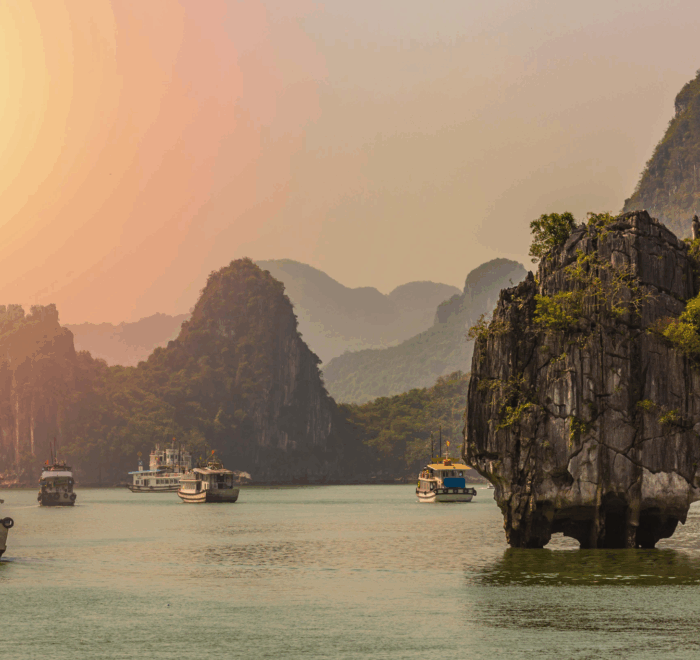 Baia di Ha Long al tramonto