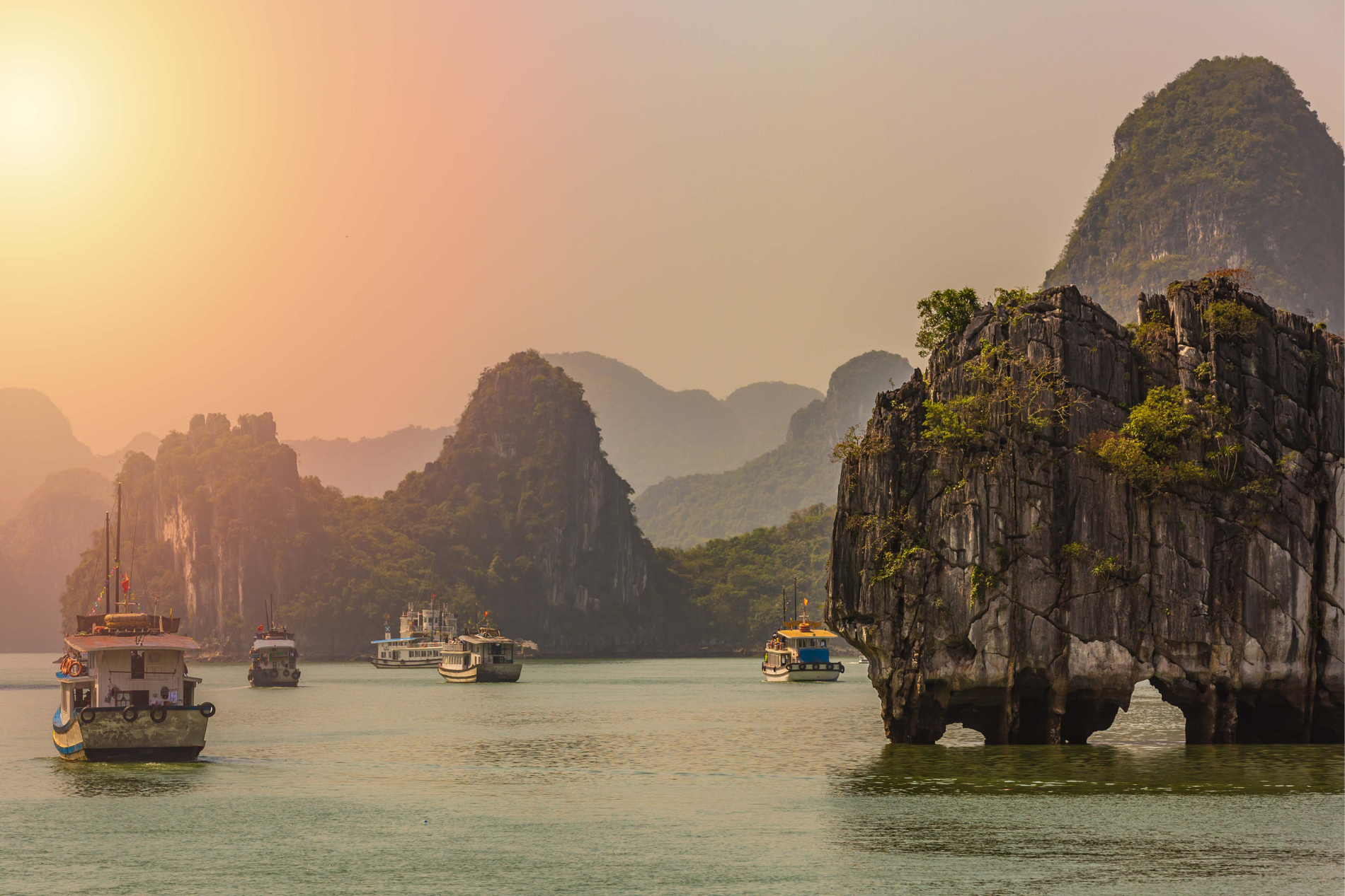 Baia di Ha Long al tramonto