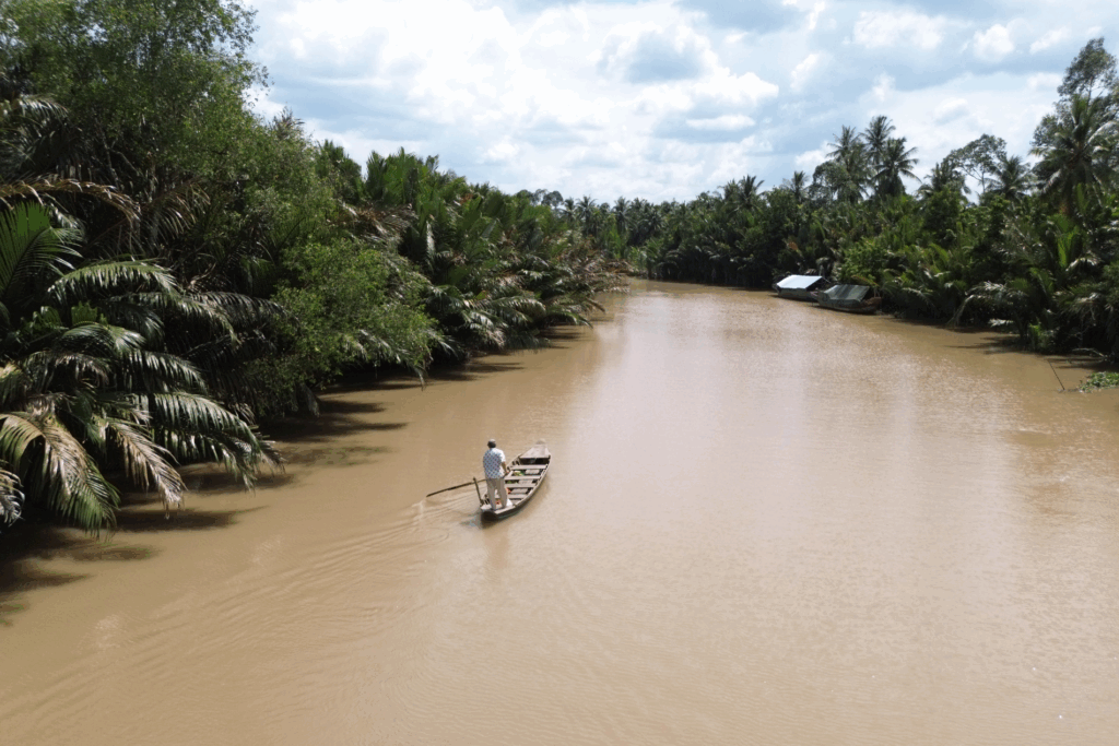 Barca che naviga sul fiume mekong - vietnam
