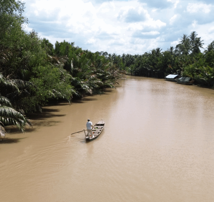 Barca che naviga sul fiume mekong - vietnam