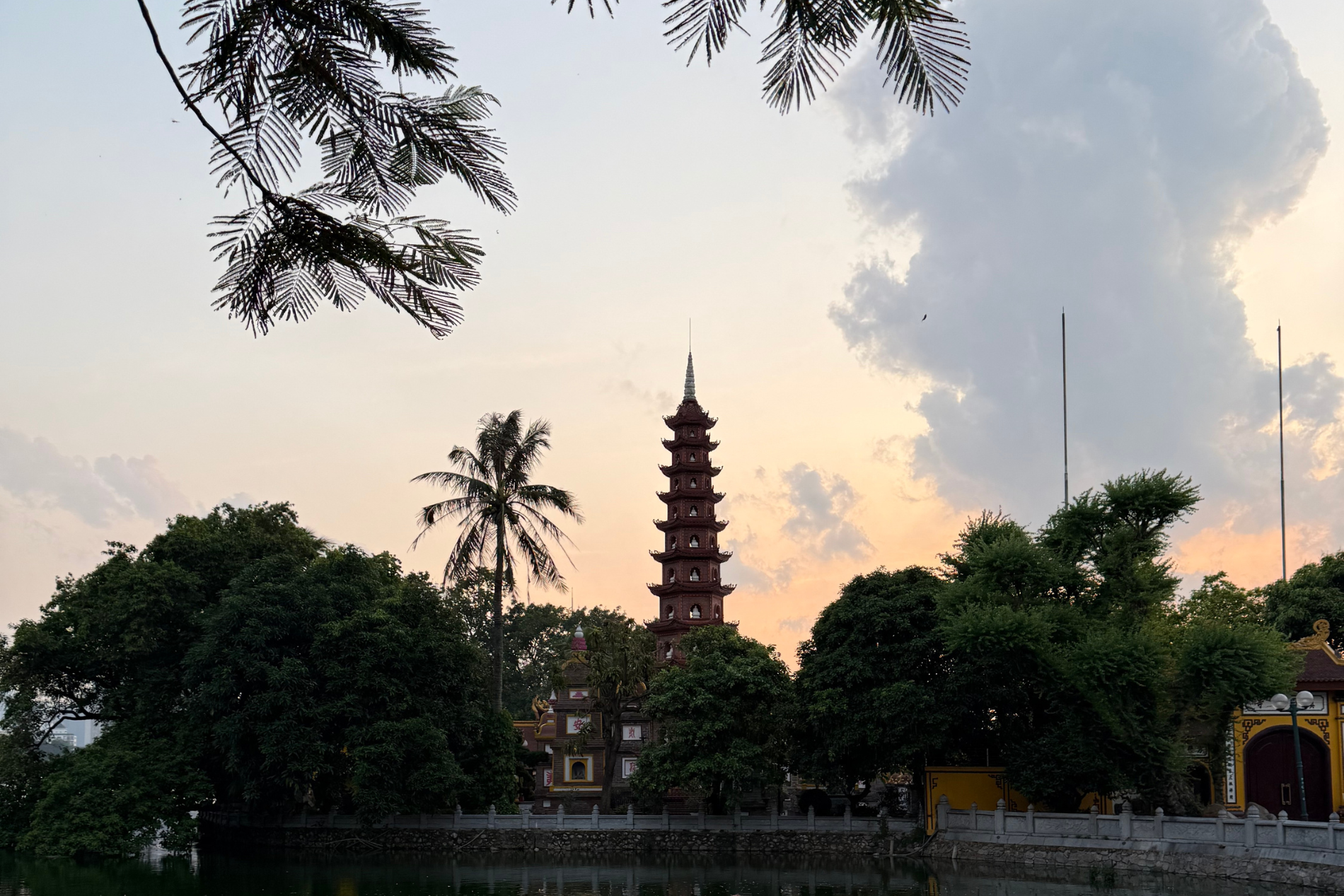 Tramonto dopo una giornata di pioggia in Vietnam