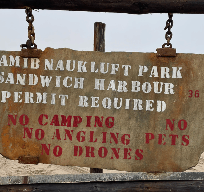 Cartello all'entrata del Namib Naukluft Park