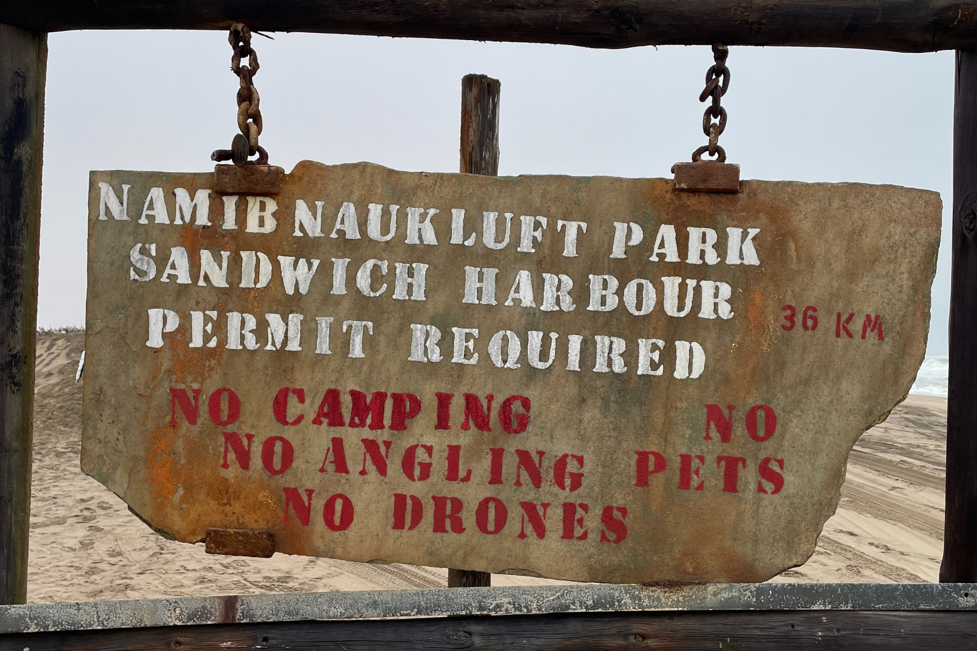 Cartello all'entrata del Namib Naukluft Park