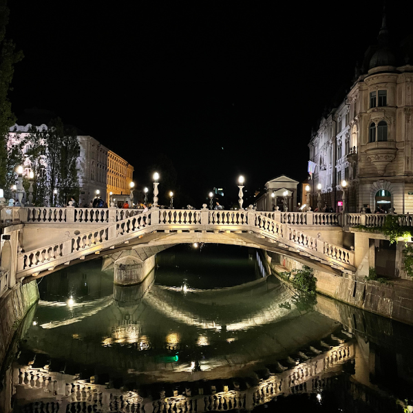 Il triplo ponte illuminato